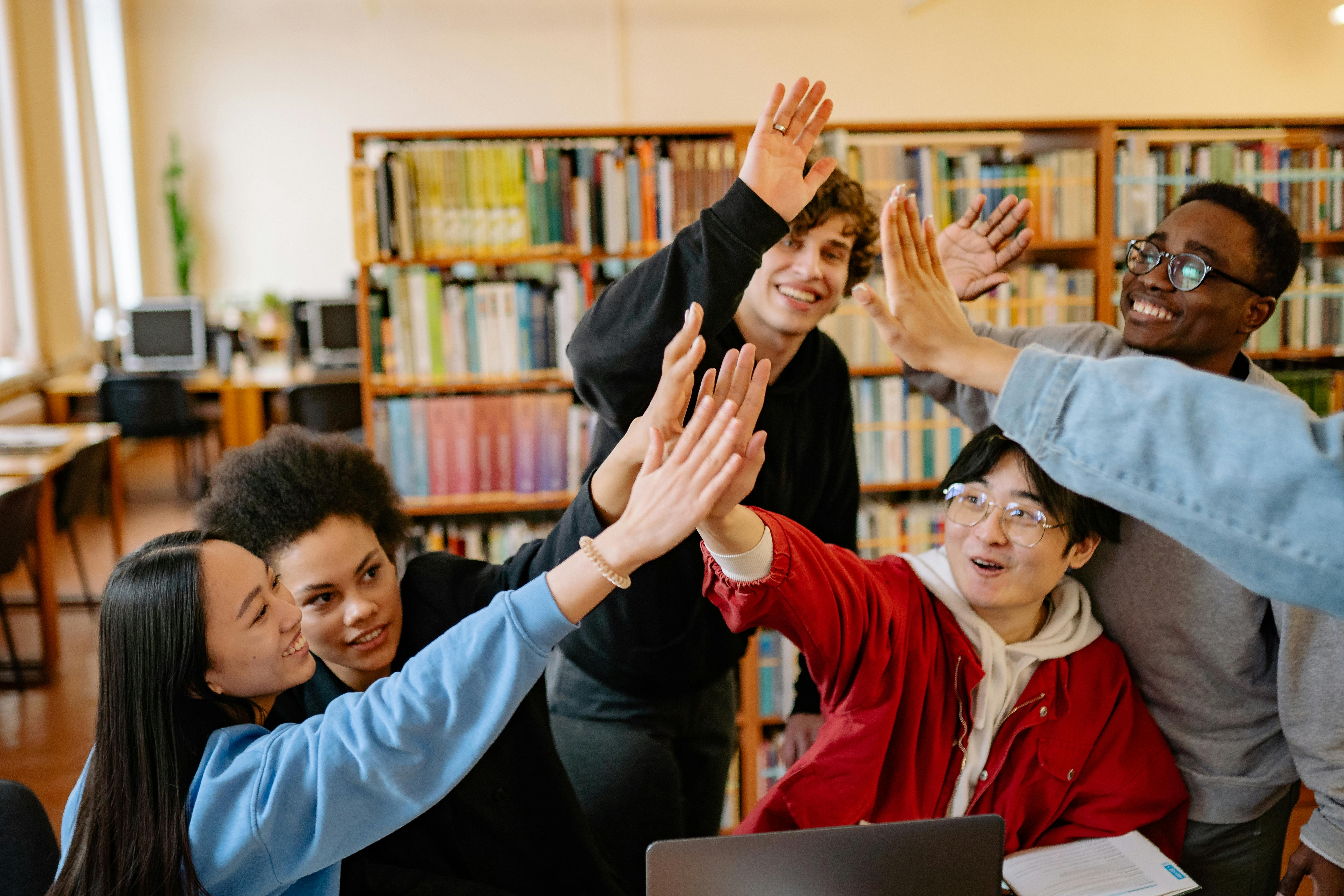 Foto de alunos a celebrar na biblioteca